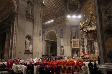 Vatikan Şehri, İtalya 31.12.2024: Papa Francis, geçen yıl şükran gününde Birinci Vespers ve Te Deum 'un ayinini kutladıktan sonra St. Peters Baziliği' nin Confessio Sunağı 'nda kutladı.