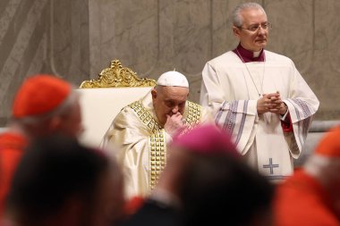 Vatikan Şehri, İtalya 31.12.2024: Papa Francis, geçen yıl şükran gününde Birinci Vespers ve Te Deum 'un ayinini kutladıktan sonra St. Peters Baziliği' nin Confessio Sunağı 'nda kutladı.