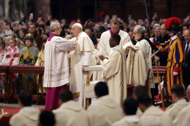 Vatikan Şehri, İtalya 01.01.2025: Aziz Peters Kilisesi 'nin sunağında Meryem Ana' nın Kutsal Ayini 'nden sonra Papa Francis' in vefalı fotoğrafları 