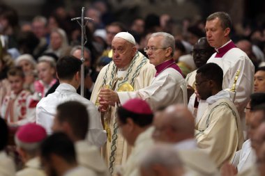Vatikan Şehri, İtalya 01.01.2025: Aziz Peters Kilisesi 'nin sunağında Meryem Ana' nın Kutsal Ayini 'nden sonra Papa Francis' in vefalı fotoğrafları 