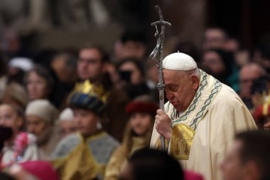 Vatikan Şehri, İtalya 01.01.2025: Aziz Peters Kilisesi 'nin sunağında Meryem Ana' nın Kutsal Ayini 'nden sonra Papa Francis' in vefalı fotoğrafları 