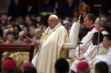 Vatikan Şehri, İtalya 01.01.2025: Aziz Peters Kilisesi 'nin sunağında Meryem Ana' nın Kutsal Ayini 'nden sonra Papa Francis' in vefalı fotoğrafları 