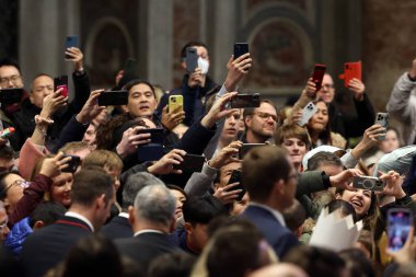 Vatikan Şehri, İtalya 01.01.2025: Aziz Peters Kilisesi 'nin sunağında Meryem Ana' nın Kutsal Ayini 'nden sonra Papa Francis' in vefalı fotoğrafları 