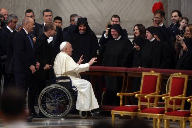 Roma, İtalya 06.01.2025: Papa Francis Bergoglio. Bazilikaya gelir ve Aziz Peters Bazilikası 'nın günah çıkarma mihrabında İsa' nın Epifanisi kutlamasından önce rahibeleri selamlar.