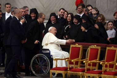 Roma, İtalya 06.01.2025: Papa Francis Bergoglio. Bazilikaya gelir ve Aziz Peters Bazilikası 'nın günah çıkarma mihrabında İsa' nın Epifanisi kutlamasından önce rahibeleri selamlar.