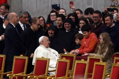 Roma, İtalya 06.01.2025: Papa Francis Bergoglio, Aziz Peters Bazilikası 'nın günah çıkarma sunağında yapılan Kutsal Ayin' in kutlanmasından önce bazilikaya gelir ve çocuklara çikolata verir.