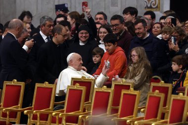 Roma, İtalya 06.01.2025: Papa Francis Bergoglio, Aziz Peters Bazilikası 'nın günah çıkarma sunağında yapılan Kutsal Ayin' in kutlanmasından önce bazilikaya gelir ve çocuklara çikolata verir.