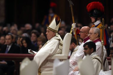 Roma, İtalya 06.01.2025: Papa Francis Bergoglio, Aziz Peters Bazilikası 'nın günah çıkarma sunağında yapılan Kutsal Ayin' e katıldı.