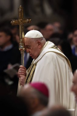 Roma, İtalya 06.01.2025: Papa Francis Bergoglio, Aziz Peters Bazilikası 'nın günah çıkarma sunağında yapılan Kutsal Ayin' in kutlaması sırasında haçı elinde tutmaktadır.