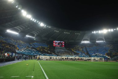 Roma, İtalya 05.01.2025: Lazio taraftarları İtalya Futbol Şampiyonası öncesinde koreografi Serie A Enilive 2024-2025 AS Romanlar SS Lazio 'ya karşı Roma' daki Stadio Olimpico 'da.