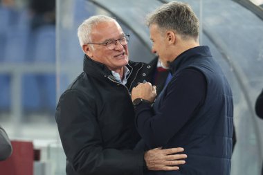 Roma, İtalya 05.01.2025: Claudio Ranieri Roma teknik direktörü Marco Baroni teknik direktörü Lazio 'yu İtalya futbol şampiyonası Serie A Enilive 2024-2025 maçından önce Roma' daki Stadio Olimpico 'da AS Romanlar ve SS Lazio maçında karşıladı.