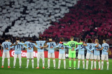 Roma, İtalya 05.01.2025: Roma 'da Stadio Olimpico' da AS Romanlar SS Lazio 'ya karşı oynanan İtalya futbol şampiyonasından önce Romanlar ve Lazio' nun bir dakikalık saygı duruşması.