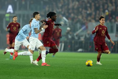 Roma, İtalya 05.01.2025: Lazio 'dan Mattia Zaccagni, İtalya futbol şampiyonası sırasında Roma' dan Manu Kone Serie A Enilive 2024-2025 Roma-SS Lazio karşılaşması Roma 'daki Stadio Olimpico' da SS Lazio karşılaşması.