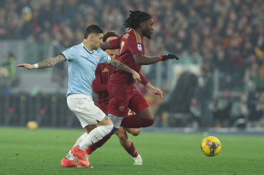 Roma, İtalya 05.01.2025: Lazio 'dan Mattia Zaccagni, İtalya futbol şampiyonası sırasında Roma' dan Manu Kone Serie A Enilive 2024-2025 Roma-SS Lazio karşılaşması Roma 'daki Stadio Olimpico' da SS Lazio karşılaşması.