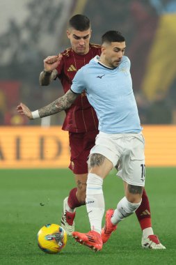 Roma, İtalya 05.01.2025: Romanlardan Lorenzo Pellegrini, İtalya futbol şampiyonası sırasında Lazio 'dan Mattia Zaccagni Serie A Enilive 2024-2025 Roma-SS Lazio karşılaşmasında Roma' daki Stadio Olimpico 'da SS Lazio' ya karşı.