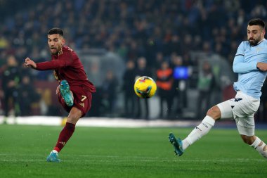 Roma, İtalya 05.01.2025: Romanyalı Lorenzo Pellegrini İtalya futbol şampiyonası Serie A Enilive 2024-2025 karşılaşmasında Roma 'daki Stadio Olimpico' da SS Lazio 'ya karşı SS Lazio maçında golü attı ve takımla birlikte kutladı..