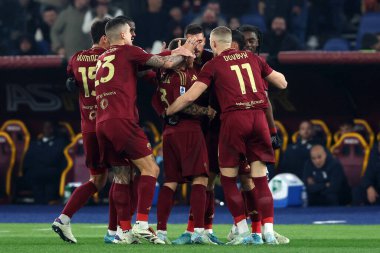 Roma, İtalya 05.01.2025: Romanyalı Lorenzo Pellegrini İtalya futbol şampiyonası Serie A Enilive 2024-2025 karşılaşmasında Roma 'daki Stadio Olimpico' da SS Lazio 'ya karşı SS Lazio maçında golü attı ve takımla birlikte kutladı..