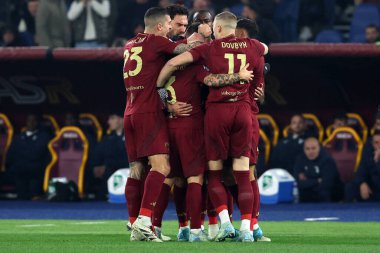 Roma, İtalya 05.01.2025: Romanyalı Lorenzo Pellegrini İtalya futbol şampiyonası Serie A Enilive 2024-2025 karşılaşmasında Roma 'daki Stadio Olimpico' da SS Lazio 'ya karşı SS Lazio maçında golü attı ve takımla birlikte kutladı..