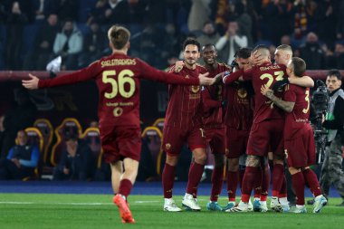 Roma, İtalya 05.01.2025: Romanyalı Lorenzo Pellegrini İtalya futbol şampiyonası Serie A Enilive 2024-2025 karşılaşmasında Roma 'daki Stadio Olimpico' da SS Lazio 'ya karşı SS Lazio maçında golü attı ve takımla birlikte kutladı..