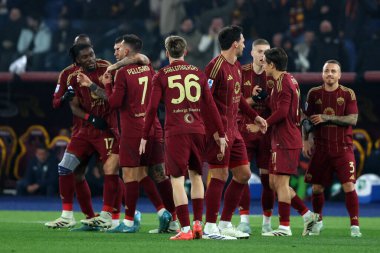 Roma, İtalya 05.01.2025: Romanyalı Lorenzo Pellegrini İtalya futbol şampiyonası Serie A Enilive 2024-2025 karşılaşmasında Roma 'daki Stadio Olimpico' da SS Lazio 'ya karşı SS Lazio maçında golü attı ve takımla birlikte kutladı..