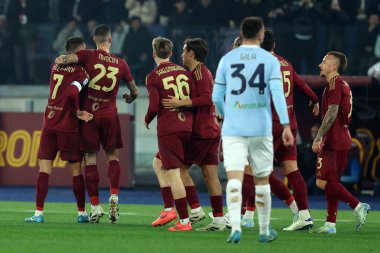 Roma, İtalya 05.01.2025: Romanyalı Lorenzo Pellegrini İtalya futbol şampiyonası Serie A Enilive 2024-2025 karşılaşmasında Roma 'daki Stadio Olimpico' da SS Lazio 'ya karşı SS Lazio maçında golü attı ve takımla birlikte kutladı..