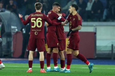 Roma, İtalya 05.01.2025: Romanyalı Lorenzo Pellegrini İtalya futbol şampiyonası Serie A Enilive 2024-2025 karşılaşmasında Roma 'daki Stadio Olimpico' da SS Lazio 'ya karşı SS Lazio maçında golü attı ve takımla birlikte kutladı..