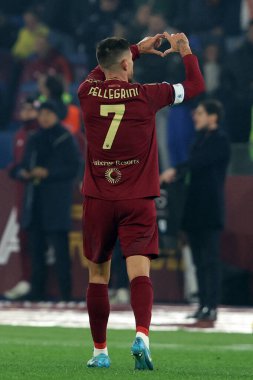 Roma, İtalya 05.01.2025: Romanyalı Lorenzo Pellegrini İtalya futbol şampiyonası Serie A Enilive 2024-2025 karşılaşmasında Roma 'daki Stadio Olimpico' da SS Lazio 'ya karşı SS Lazio maçında golü attı ve takımla birlikte kutladı..