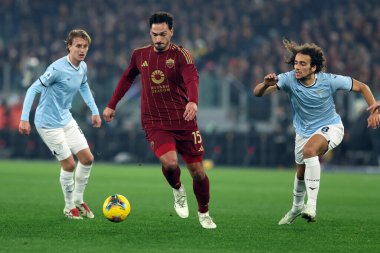Roma, İtalya 05.01.2025: Lazio 'dan Nicolo Rovella, Roma' dan Mats Hummels, İtalya futbol şampiyonası sırasında Lazio 'dan Matteo Guendouzi Serie A Enilive 2024-2025 Roma' dan SS Lazio 'ya karşı Roma' da oynanan Stadio Olimpico maçında SS Lazio.