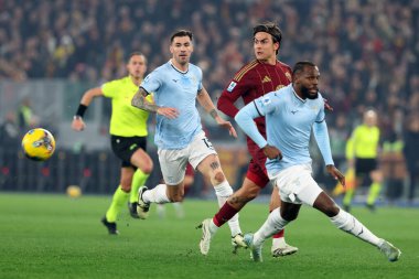 Roma, İtalya 05.01.2025: Lazio 'dan Alessio Romagnoli, Roma' dan Paulo Dybala, İtalya futbol şampiyonası sırasında Lazio 'dan Nuno Tavares Serie A Enilive 2024-2025 Roma' dan SS Lazio 'ya karşı Roma' daki Stadio Olimpico maçında.