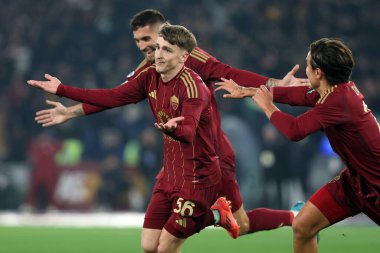 Roma, İtalya 05.01.2025: Roman Alexis Saelemaekers İtalya futbol şampiyonası Serie A Enilive 2024-2025 maçında Roma 'daki Stadio Olimpico' da SS Lazio 'ya karşı oynadığı maçta golü attı ve takımla birlikte kutladı..