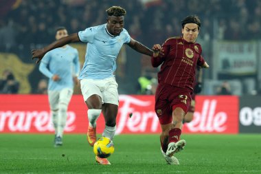Roma, İtalya 05.01.2025: Lazio 'dan Fisayo Dele-Bashiru, İtalya futbol şampiyonası sırasında Roma' dan Paulo Dybala Serie A Enilive 2024-2025 Roma maçında AS Romanlar Roma 'daki Stadio Olimpico' da SS Lazio 'ya karşı.