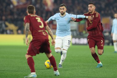 Roma, İtalya 05.01.2025: Lazio 'lu Taty Castellanos, İtalya futbol şampiyonası sırasında Romanyalı Lorenzo Pellegrini Serie A Enilive 2024-2025 Roma-SS Lazio karşılaşmasında Roma' daki Stadio Olimpico 'da SS Lazio' ya karşı.