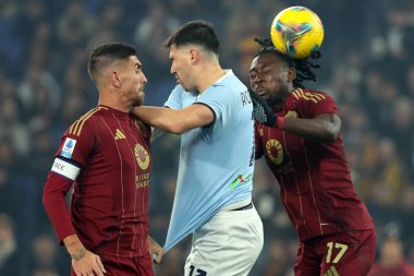 Roma, İtalya 05.01.2025: Romanlardan Lorenzo Pellegrini, Lazio 'dan Alessio Romagnoli, İtalya futbol şampiyonası sırasında Roma' dan Manu Kone Serie A Enilive 2024-2025 Roma 'dan SS Lazio' ya karşı Roma 'daki Stadio Olimpico' da oynanan karşılaşma..