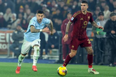 Roma, İtalya 05.01.2025: Lazio 'dan Mattia Zaccagni, İtalya futbol şampiyonluğu sırasında Roma' dan Gianluca Mancini Serie A Enilive 2024-2025 Roma 'dan SS Lazio' ya karşı Roma 'daki Stadio Olimpico.
