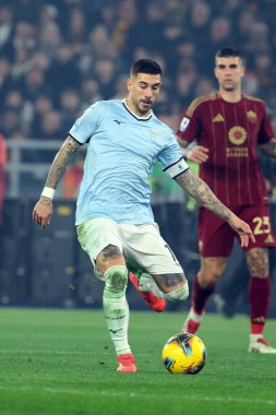 Roma, İtalya 05.01.2025: Lazio 'dan Mattia Zaccagni, İtalya futbol şampiyonluğu sırasında Roma' dan Gianluca Mancini Serie A Enilive 2024-2025 Roma 'dan SS Lazio' ya karşı Roma 'daki Stadio Olimpico.