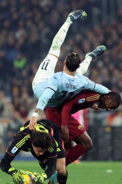 Roma, İtalya 05.01.2025: İtalya Futbol Şampiyonası sırasında Romanların Mil Svilar, Lazio Taty Castellanos Serie A Enilive 2024-2025 Roma-SS Lazio karşılaşması Roma 'da Stadio Olimpico' da SS Lazio 'ya karşı.