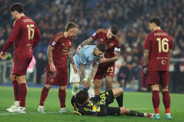 Roma, İtalya 05.01.2025: Lazio 'lu Mattia Zaccagni İtalya futbol şampiyonasında Mile Svilar' a yardım etti Serie A Enilive 2024-2025 Roma-SS Lazio karşılaşmasında Roma 'daki Stadio Olimpico' da SS Lazio 'ya karşı.
