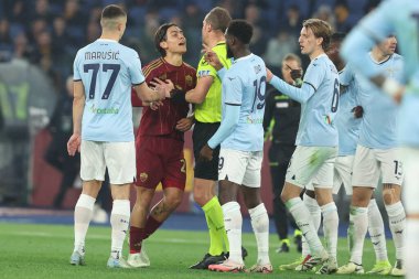 Roma, İtalya 05.01.2025: İtalyan hakem Pairetto ile İtalya futbol şampiyonasında Paulo Dybala, Serie A Enilive 2024-2025 Roma-SS Lazio maçında Roma 'daki Stadio Olimpico' da SS Lazio 'ya karşı.