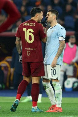 Roma, İtalya 05.01.2025: Romanlı Leandro Paredes, İtalya futbol şampiyonası Serie A Enilive 2024-2025 karşılaşmasında Lazio 'lu Mattia Zaccagni ile Roma' daki Stadio Olimpico 'da AS Romanlar SS Lazio' ya karşı.