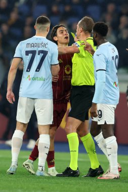 Roma, İtalya 05.01.2025: İtalyan hakem Pairetto ile İtalya futbol şampiyonasında Paulo Dybala, Serie A Enilive 2024-2025 Roma-SS Lazio maçında Roma 'daki Stadio Olimpico' da SS Lazio 'ya karşı.