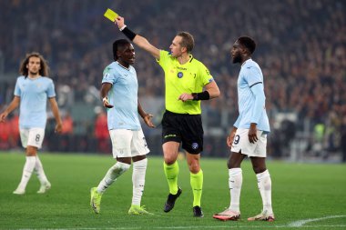 Roma, İtalya 05.01.2025: İtalyan futbol şampiyonluğu sırasındaki sarı kart Pairetto Serie A Enilive 2024-2025 maçında AS Romanlar SS Lazio 'ya karşı Roma' daki Stadio Olimpico.