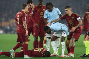 Roma, İtalya 05.01.2025:\ Leandro Paredes İtalya futbol şampiyonluğu sırasında yaralandı Serie A Enilive 2024-2025 AS Romanlar SS Lazio 'ya karşı Roma' daki Stadio Olimpico 'da.