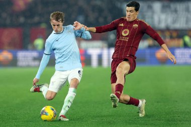 Roma, İtalya 05.01.2025: Lazio 'lu Nicolo Rovella, İtalya futbol şampiyonası sırasında Romanyalı Eldor Shomurodov Serie A Enilive 2024-2025 Roma-SS Lazio karşılaşmasında Roma' daki Stadio Olimpico 'da SS Lazio' ya karşı.