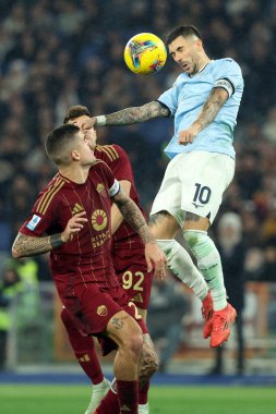 Roma, İtalya 05.01.2025: Lazio 'dan Mattia Zaccagni, İtalya futbol şampiyonluğu sırasında Roma' dan Gianluca Mancini Serie A Enilive 2024-2025 Roma 'dan SS Lazio' ya karşı Roma 'daki Stadio Olimpico.