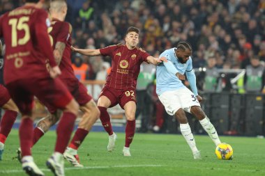 Roma, İtalya 05.01.2025: Roma 'dan Stephan El Shaarawy, İtalya futbol şampiyonası sırasında Lazio' dan Nuno Tavares Serie A Enilive 2024-2025 Roma 'dan SS Lazio' ya karşı Roma 'daki Stadio Olimpico.