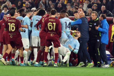 Roma, İtalya 05.01.2025: İtalyan futbolcu Niccolo Pisilli, İtalyan futbolcu Taty Castellanos arasında İtalyan futbol şampiyonası Serie A Enilive 2024-2025 maçında çıkan kavga AS Romanlar Roma 'daki Stadio Olimpico' da SS Lazio 'ya karşı.