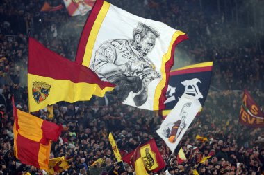 Roma, İtalya 05.01.2025: İtalya futbol şampiyonası sırasında Roma bayrakları Serie A Enilive 2024-2025 maçında AS Romanlar SS Lazio 'ya karşı Roma' daki Stadio Olimpico 'da.