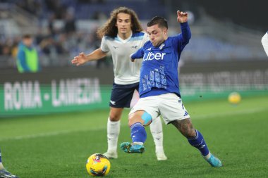 Roma, İtalya 10.01.2025: Como 'dan Gabriel Strefezza, Lazio' dan Matteo Guendouzi İtalyan futbol şampiyonası Serie A Enilive 2024-2025 karşılaşmasında SS Lazio Como 'ya karşı Roma' daki Stadio Olimpico 'da 1907.