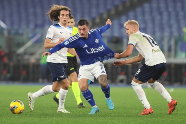 Roma, İtalya 10.01.2025: Como 'dan Gabriel Strefezza, İtalya futbol şampiyonluğu sırasında Lazio' dan Gustav Isaksen Serie A Enilive 2024-2025 karşılaşmasında SS Lazio Como 'ya karşı Roma' daki Stadio Olimpico 'da 1907.