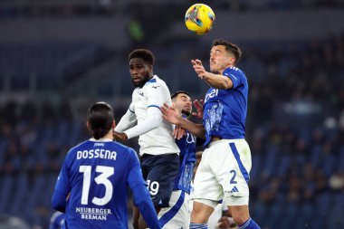 Roma, İtalya 10.01.2025: Lazio 'dan Boulaye Dia, İtalya futbol şampiyonluğu sırasında Como' dan Marc Oliver Kempf Serie A Enilive 2024-2025 karşılaşmasında SS Lazio Como 1907 Roma 'daki Stadio Olimpico' da karşılaşacak..